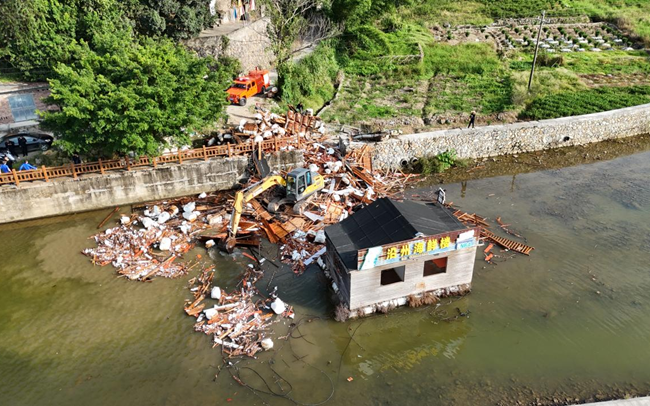 沿州溪違規搭建拆除整改行動現場