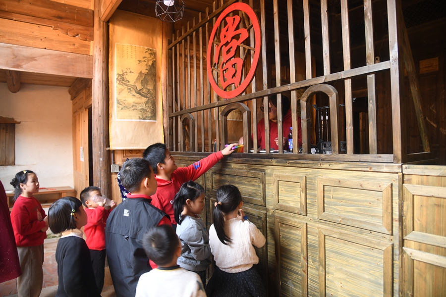 在泉港區后龍鎮涂坑古民居內，孩子們正在進行古代當鋪工作的模擬體驗