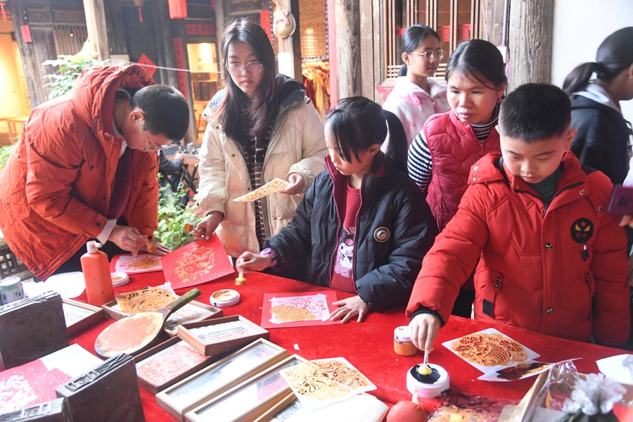 游客們正在制作拓印作品