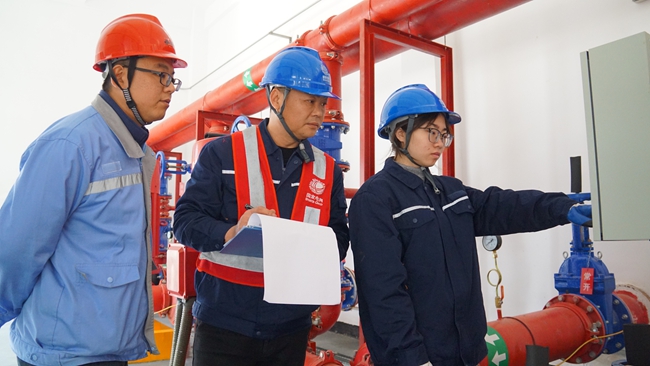 国网邵武市供电公司工作人员正在对企业用电设备进行特巡工作