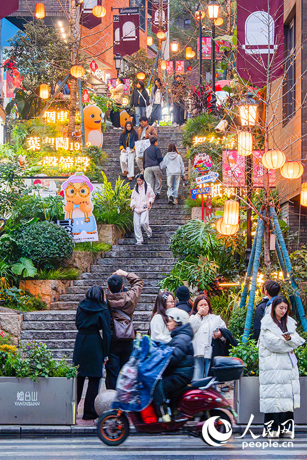 華燈初上，這條鋪著青石板的小路就成了熱門取景地。實習生 李雨澤攝