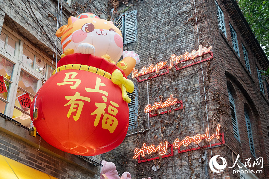 各式新春裝飾巧妙點綴其間。實習生 李雨澤攝