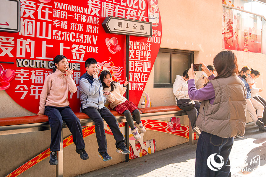 孩子們在祈福裝扮前打卡留念。實習生 李雨澤攝