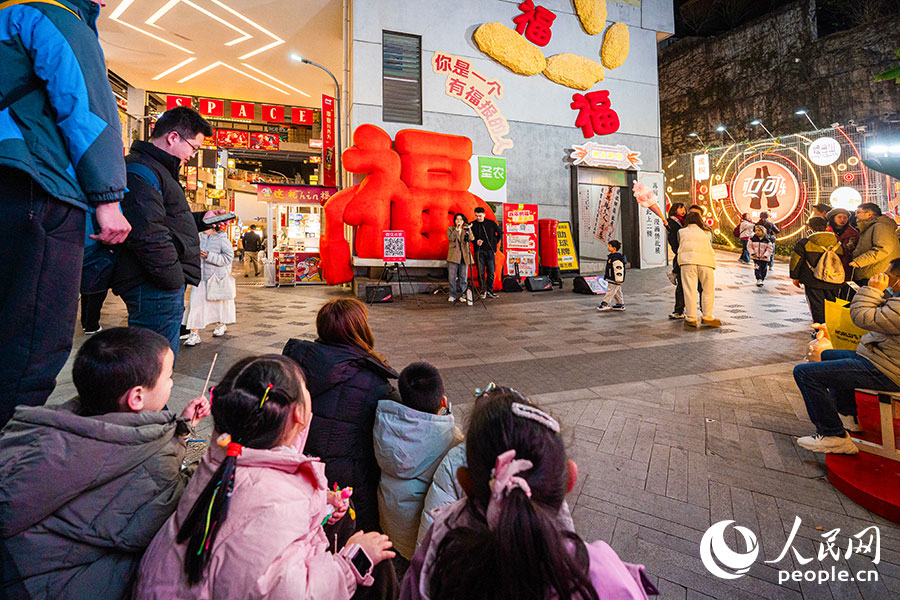 駐唱歌手吸引市民駐足欣賞。實習生 李雨澤攝