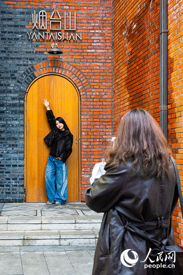 青紅磚交錯的老牆，成為街區裡獨具韻味的打卡風景。實習生 李雨澤攝