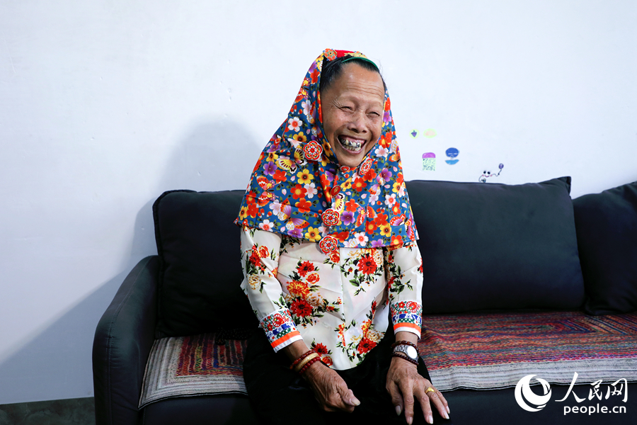 曾參與過大岞村漁港建設的張秀珍，說起那段經歷滿是驕傲。人民網記者 李唯一攝