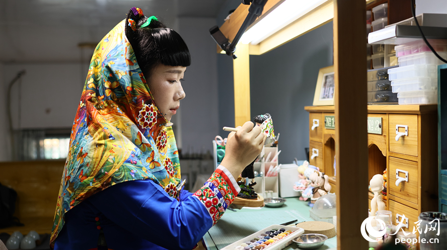 “90后”惠女張冰冰正在制作惠女手辦。人民網記者 李昌乾攝