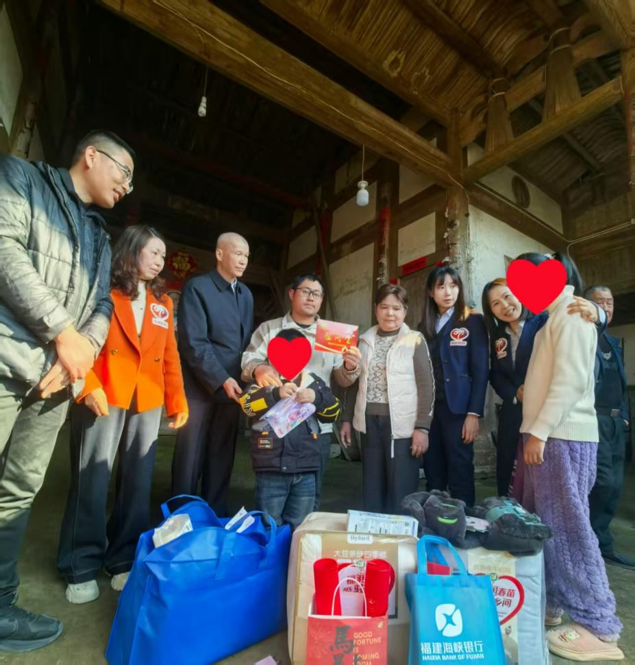 海峡银行“爱心妈妈”为孩子送去春节慰问品。王坤摄