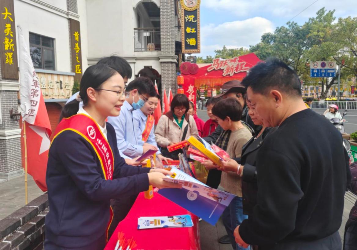 “护钱袋，守权益，金融消保在您身边”主题宣传活动现场