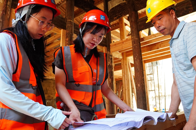 设计团队与施工班组同场办公