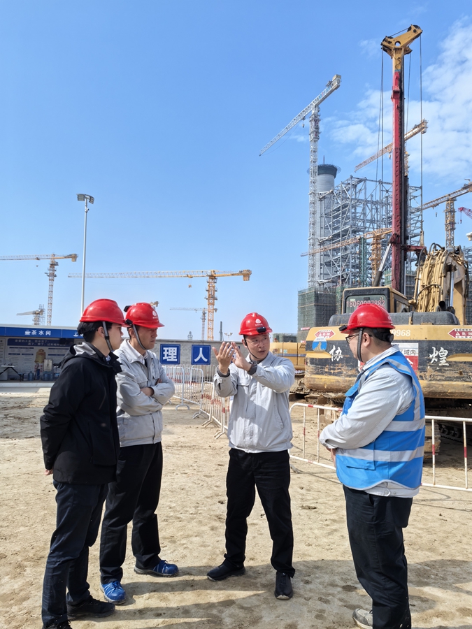 張小寧深入一線，與工程部技術人員面對面交流