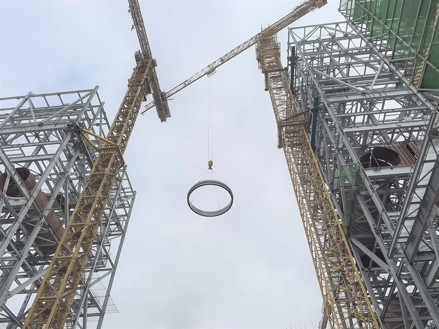 1號主廠房鋼煤斗吊裝