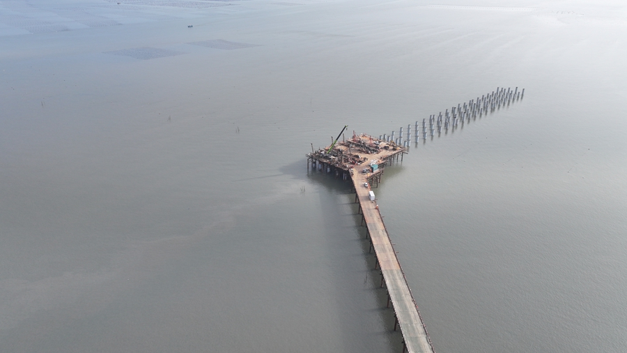 碼頭灌注樁施工持續進行