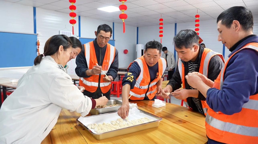 員工們一同籌備年夜飯