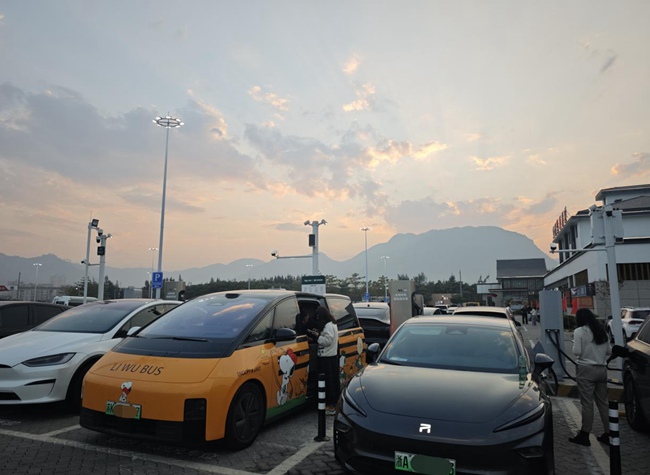 充电站内一派繁忙景象。福建省高速能源发展有限公司供图