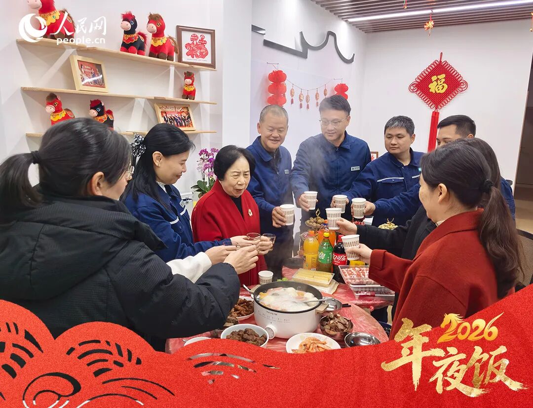 此刻坊巷﹒軍門連心服務站保電值守員工與軍門社區服務站的工作人員同吃團圓。徐杰供圖