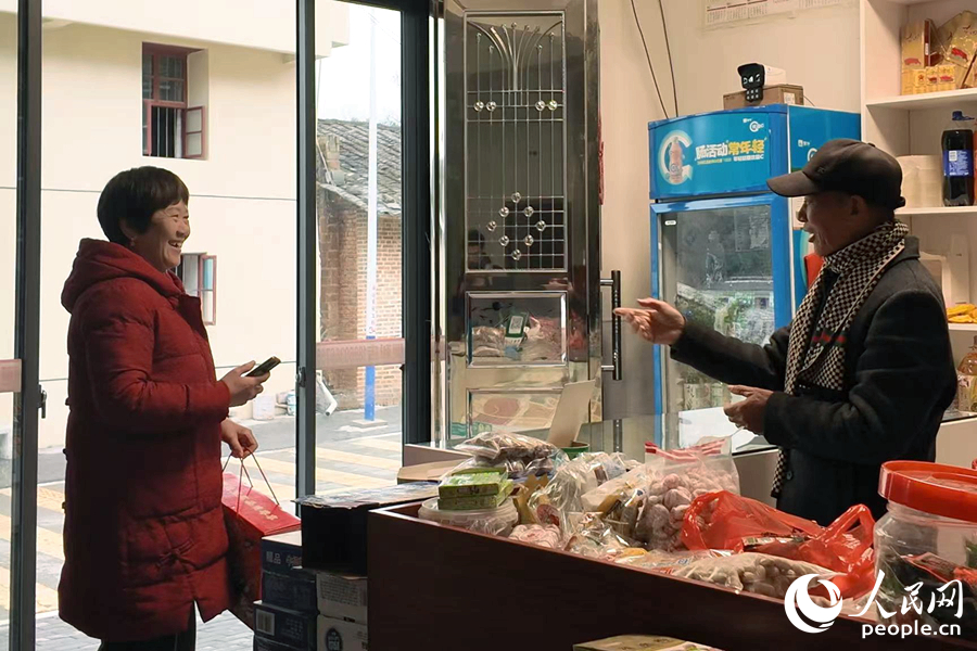 老高的小卖部最近很热闹。人民网 林铭贤摄