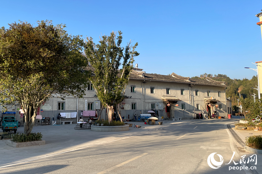 坂中村一角，马路通到家门口。人民网记者 林盈摄