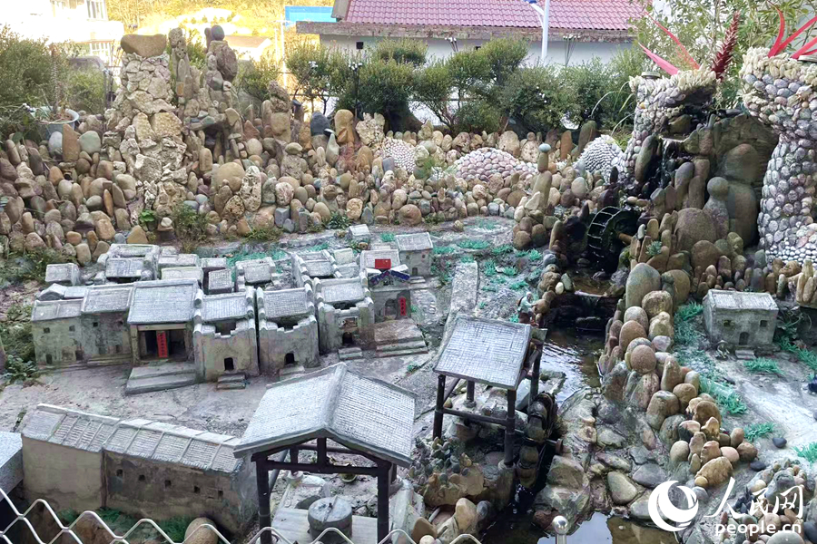 “舒心园”里是微缩的老坂中村。人民网记者 林盈摄