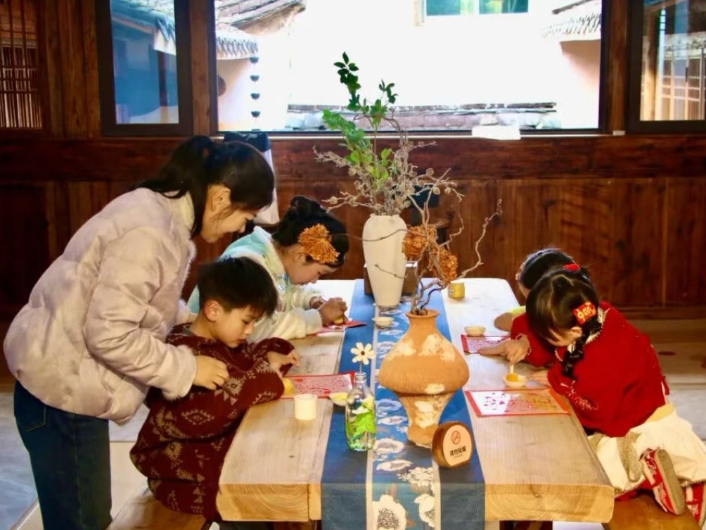 小朋友在“云端壹号”乡村共创平台里体验“福”字拓印