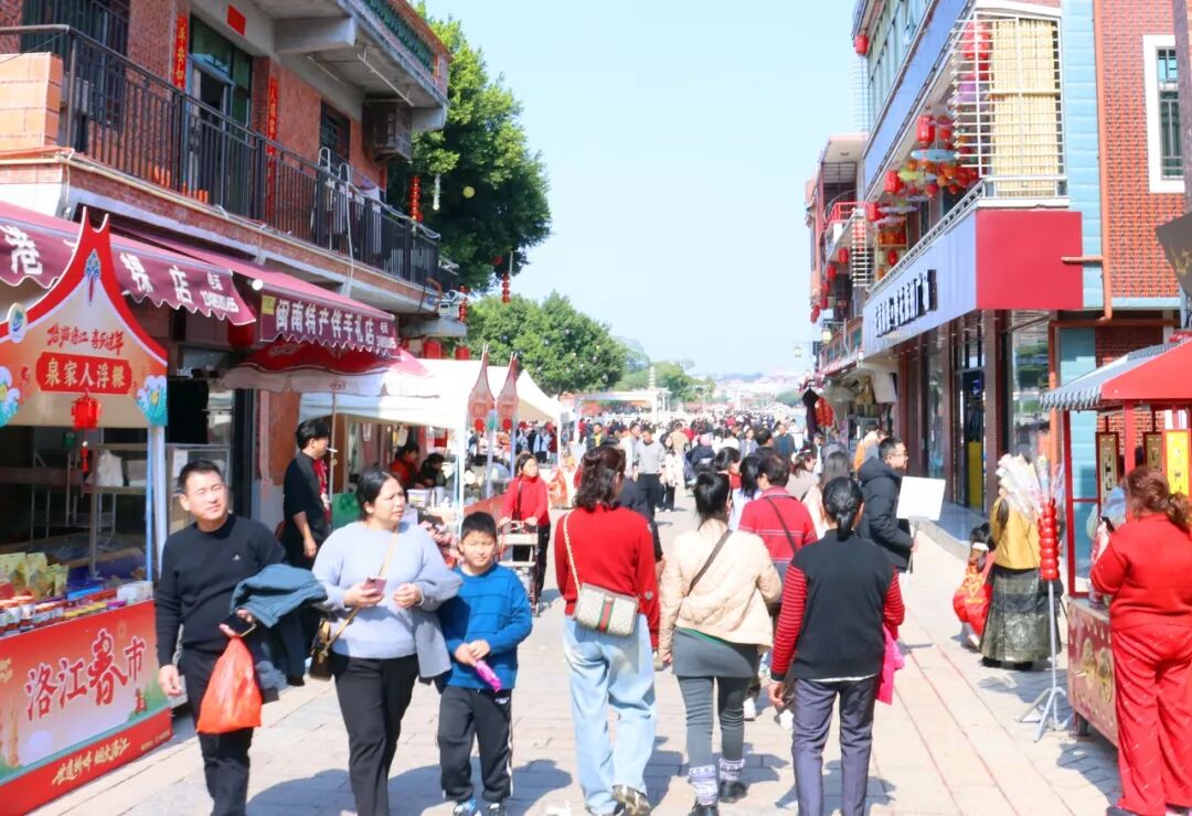 橋南古街上游人如織、年味濃濃