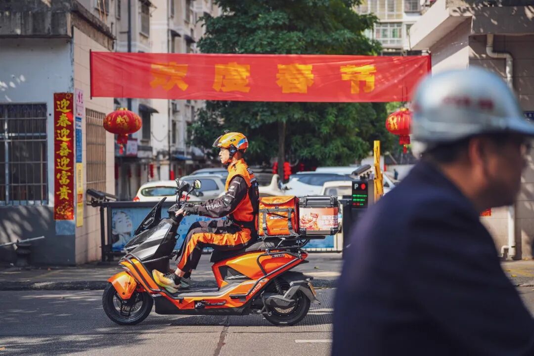 2月16日,除夕上午,赖茂京骑着电动车,正在配送订单。