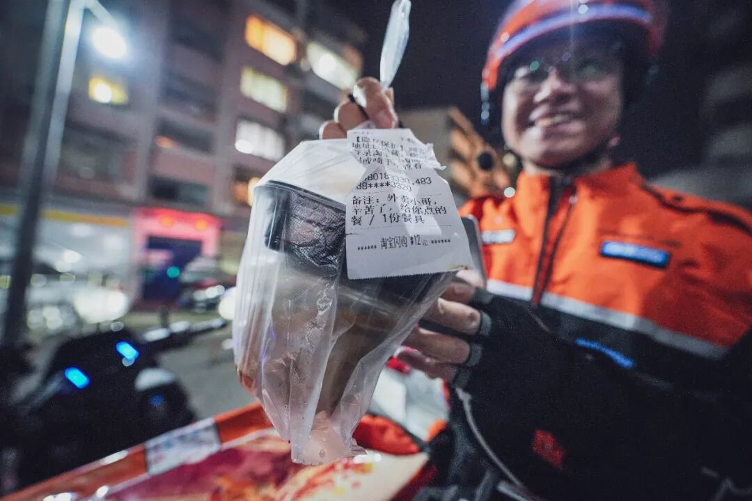 2月16日,除夕夜晚,赖茂京正在展示一位爱心市民为他点的餐。