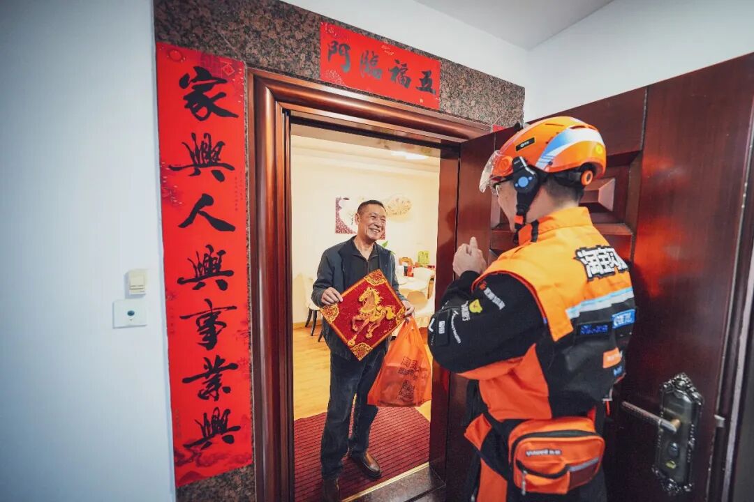 2月17日,大年初一上午,赖茂京当天派送的第一份订单准时送达,他向客户送上了最真挚的新春祝福。