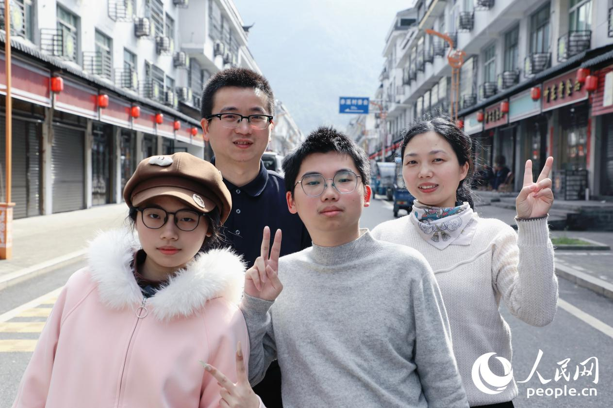 吴敬早一家，摄于2026年2月13日。人民网记者 李唯一摄