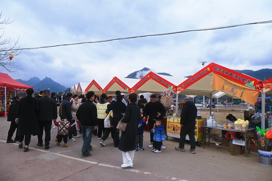 摊位前人气满满