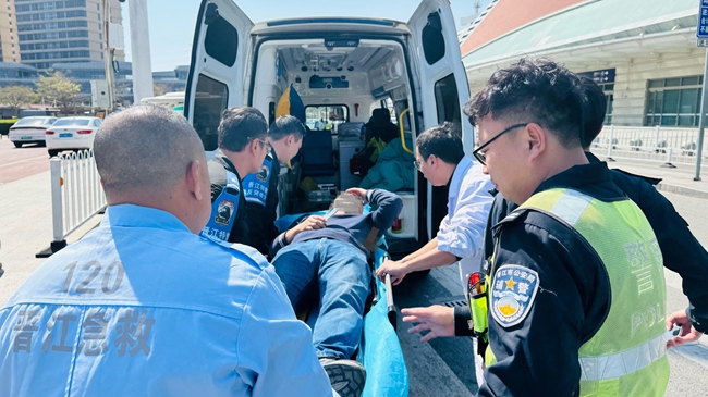 將傷者送上救護車