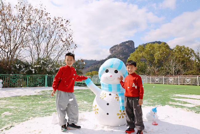 孩子们参与冰雪奇趣体验活动，与“雪”地里的雪人合影。李茜摄