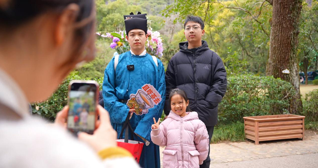 游客与柳永妆造演员互动。小鑫摄