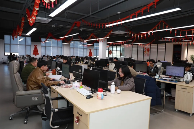 員工在春節期間堅守崗位