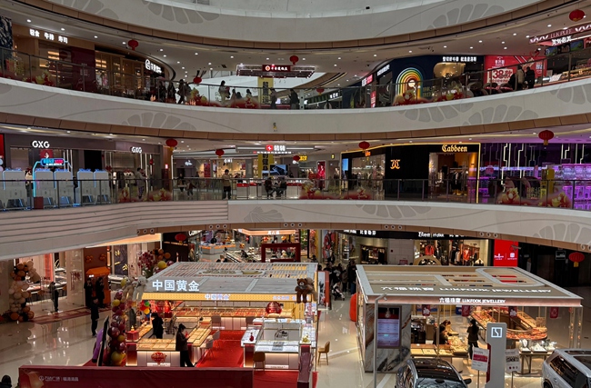 商場人流絡繹不絕