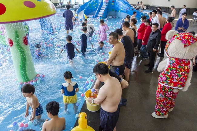親子戲水享受假日歡樂