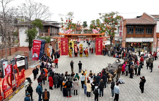 市民群眾圍觀表演