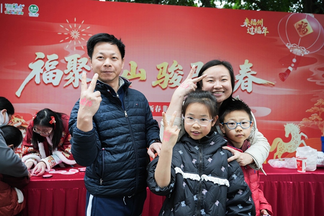 游客展示彩繪祝福圖樣