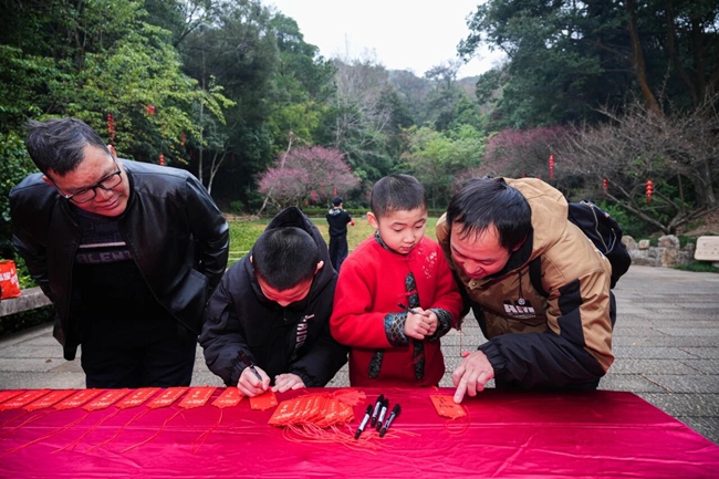在祈福牌上寫下新春心願