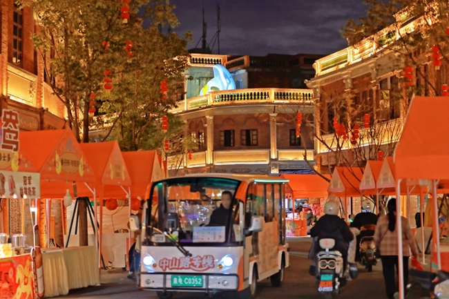 路邊滿是美食攤位