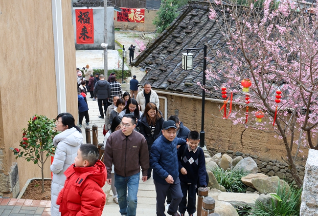 大街小巷游客往来