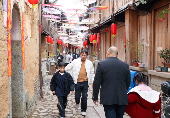 大街小巷游客往来