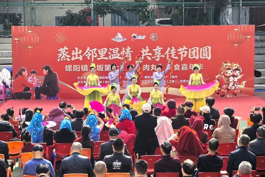 村民們自編自演的文藝表演