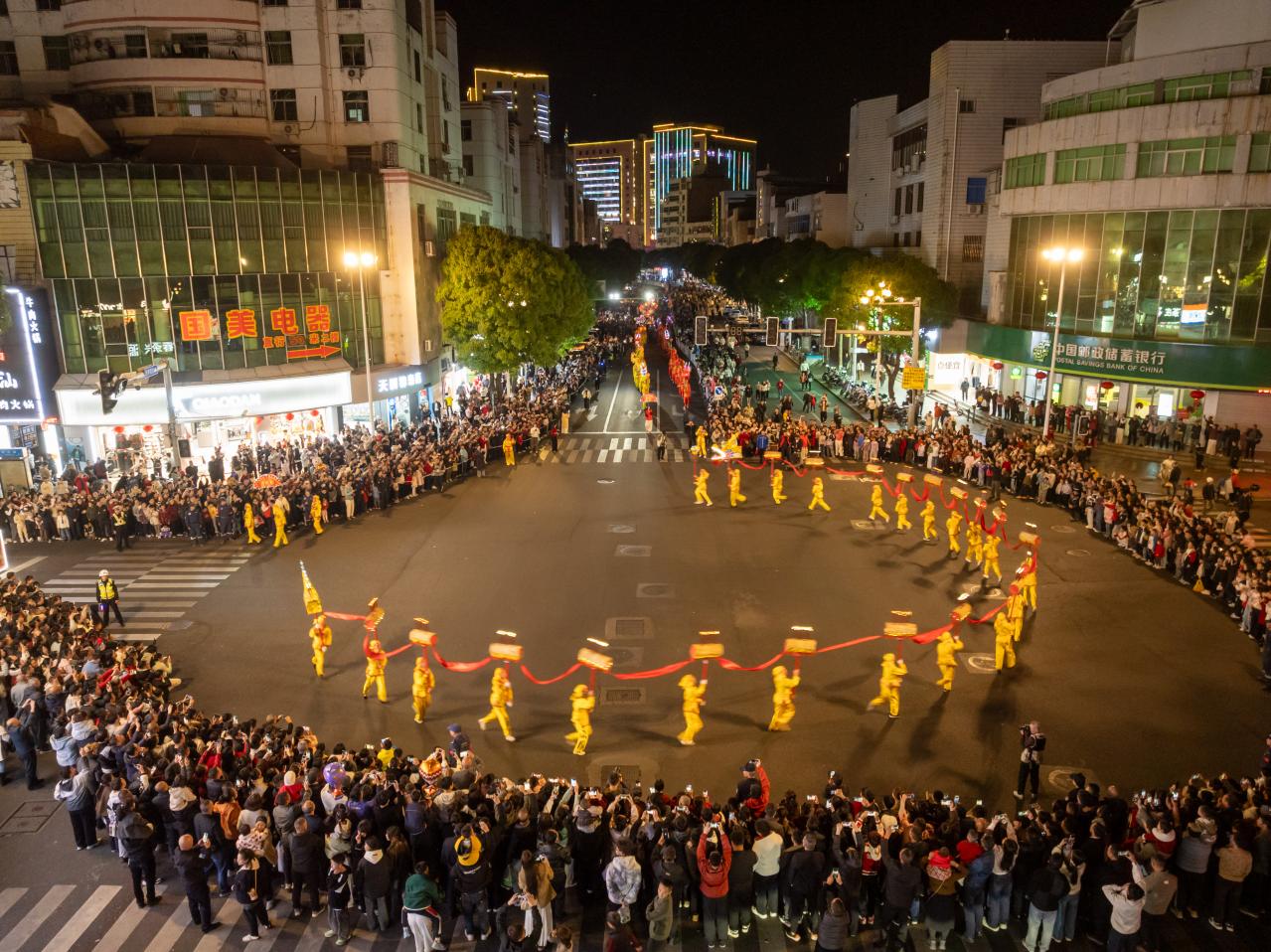 巡游队伍穿行于城区街巷