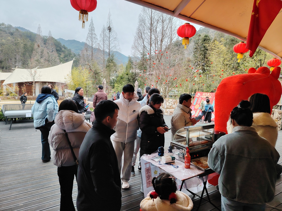 游客正在二都养生谷购买美食