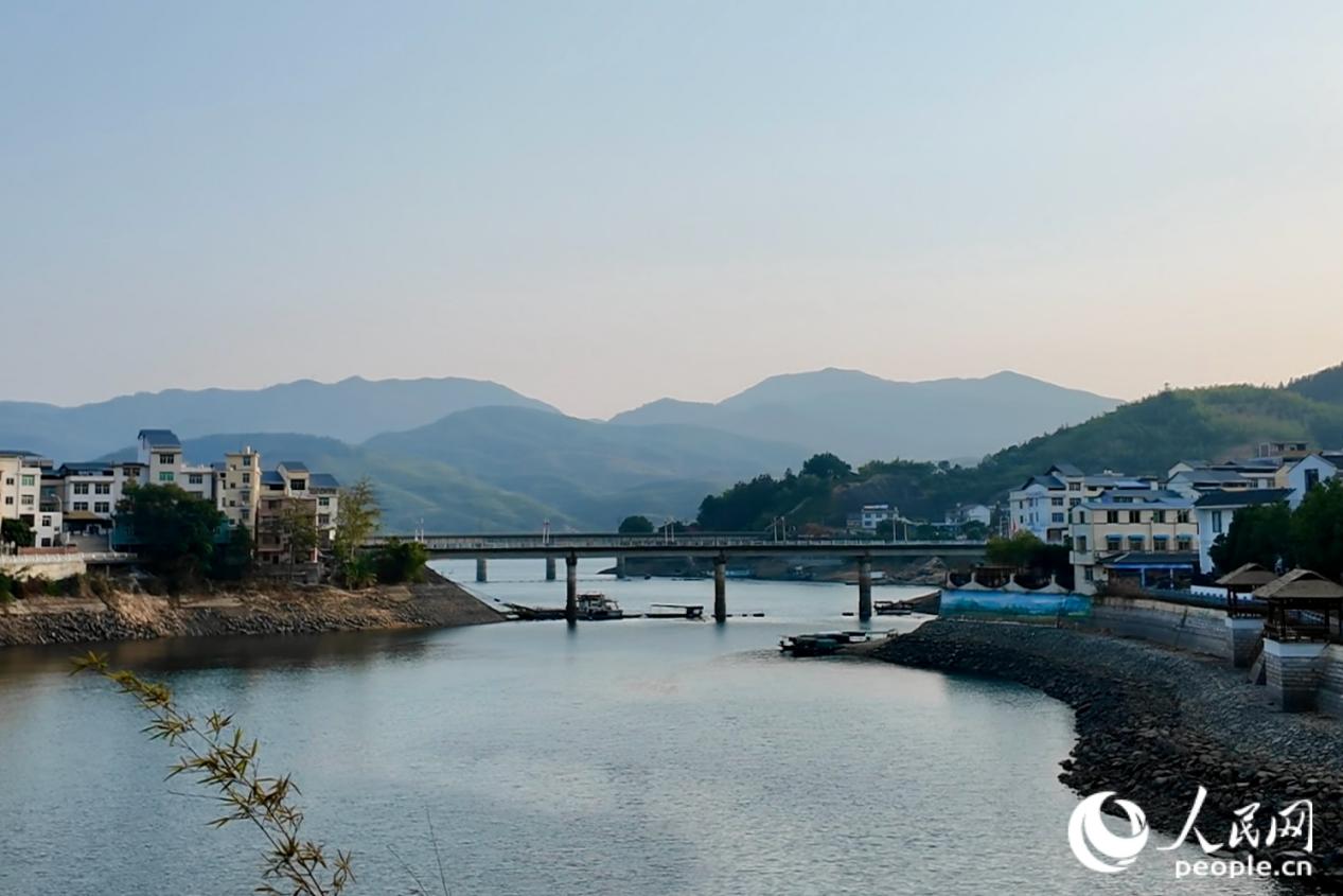 双坑村通往镇里的桥。人民网 林铭贤摄