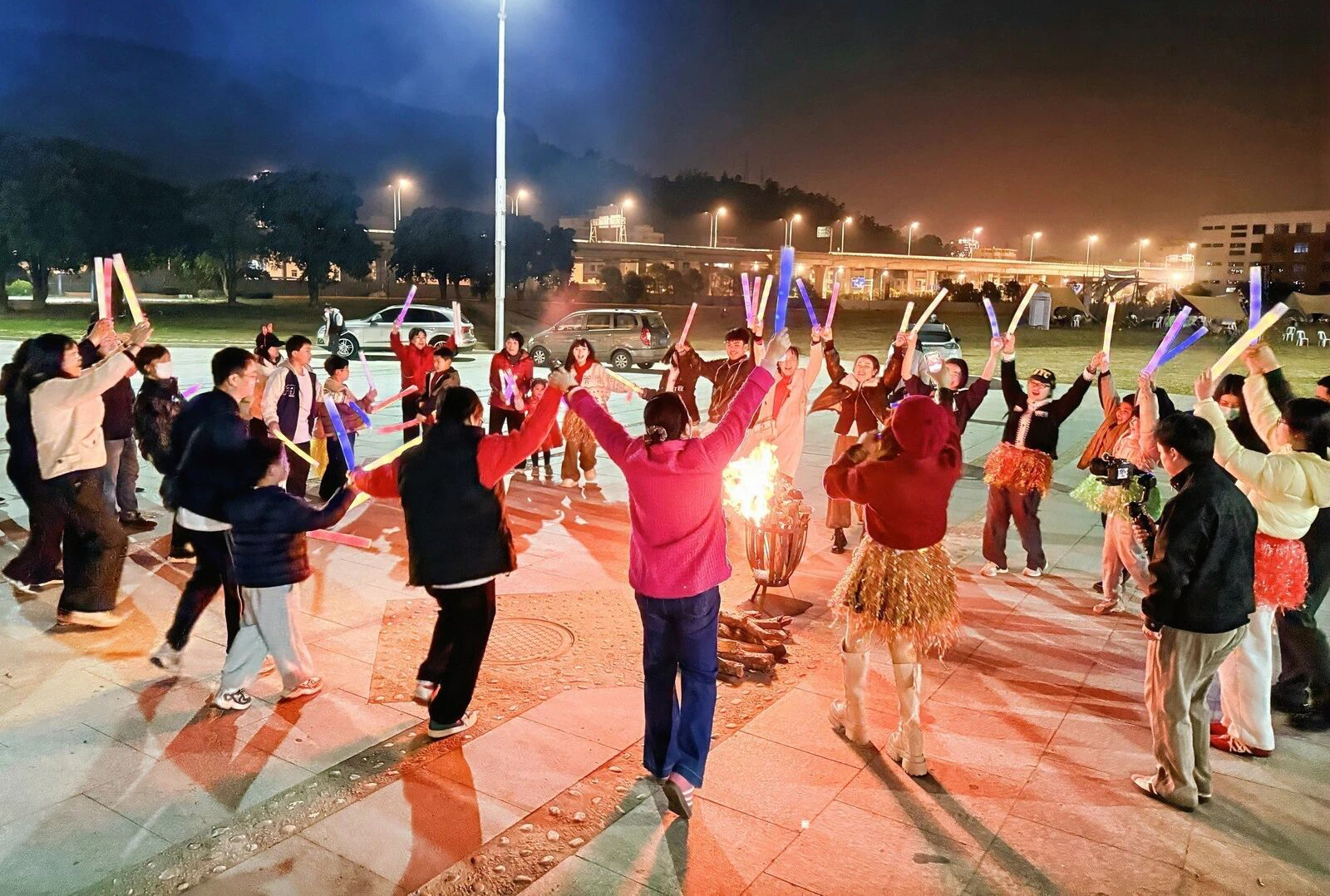 草坪音樂會、篝火煙花派對等活動營造了熱烈喜慶的節日氛圍。長樂區融媒體中心供圖