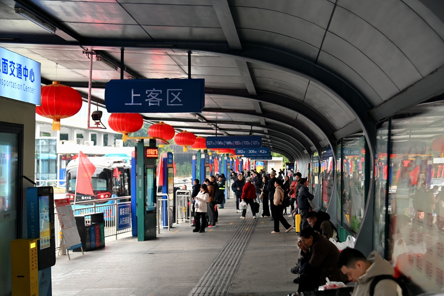 旅客正在福州火車站北廣場公交車站等待上車。劉越攝