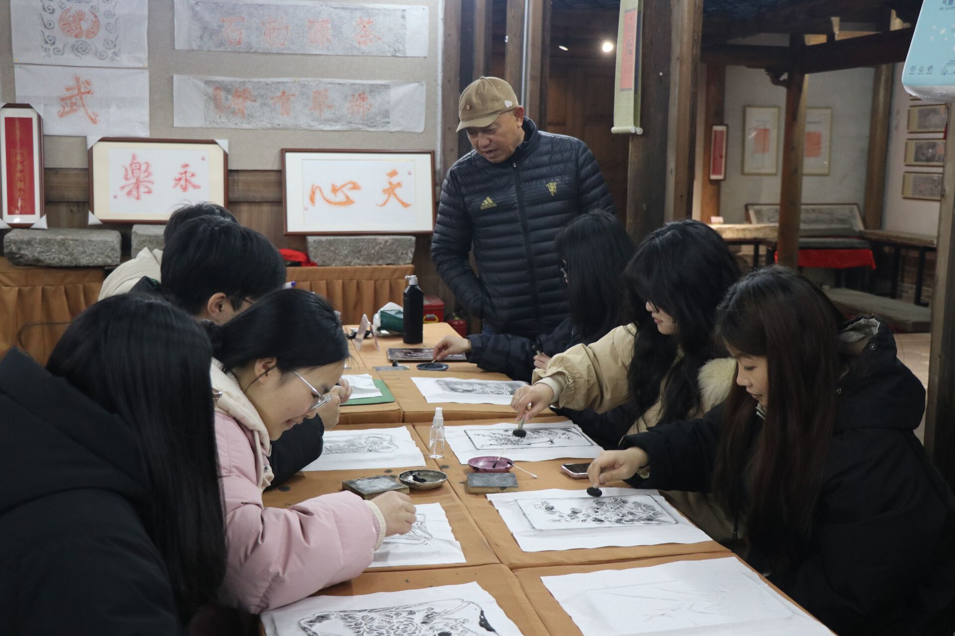 实践队队员体验建州拓印