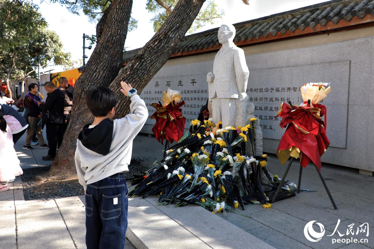 小朋友向吳石將軍塑像敬禮。人民網記者 李唯一攝